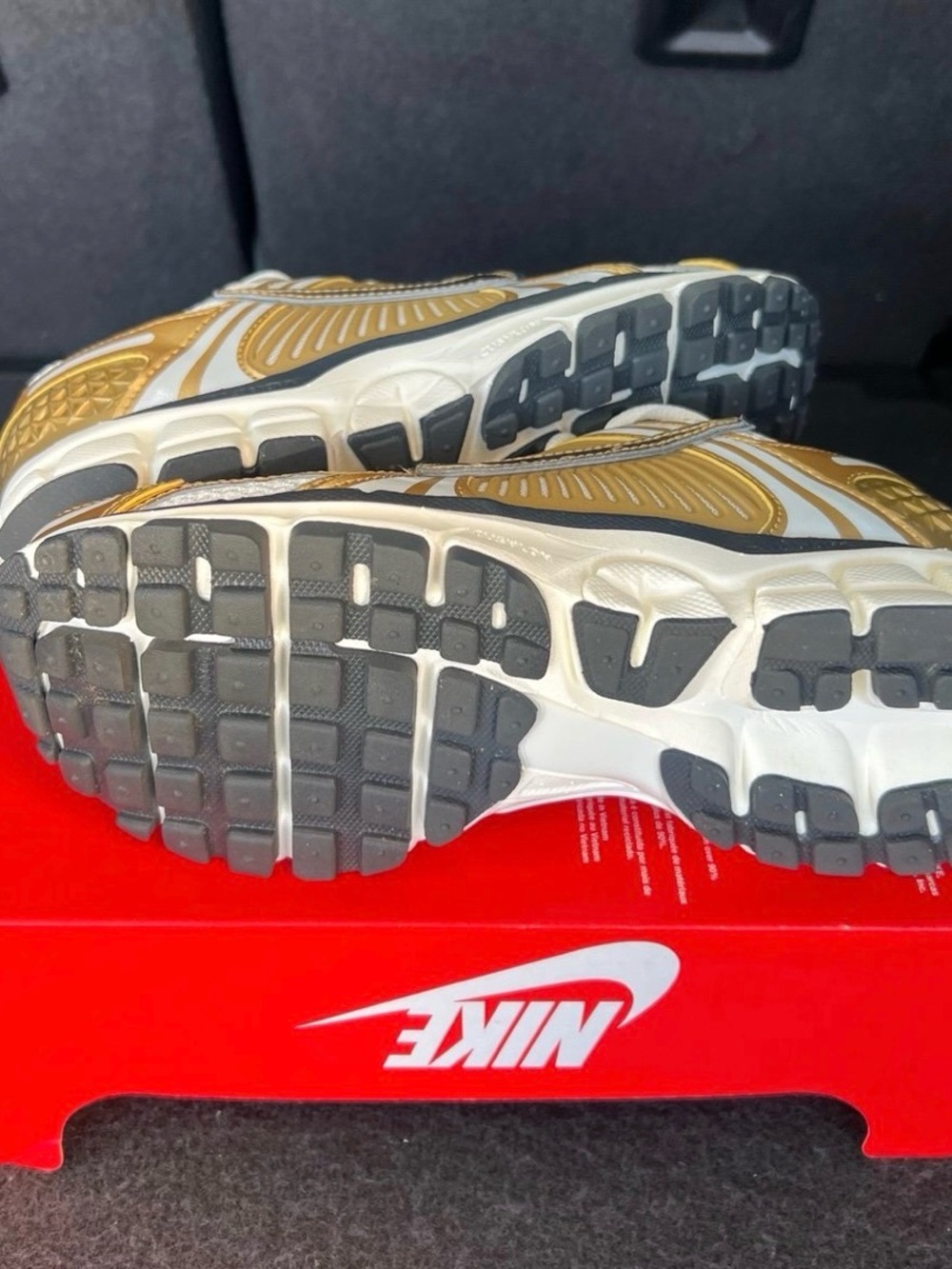 Size 12W/10.5M Nike Zoom Vomero 5 Metallic Gold Women's HF7723-001 Missing Lid! - Picture 4 of 8